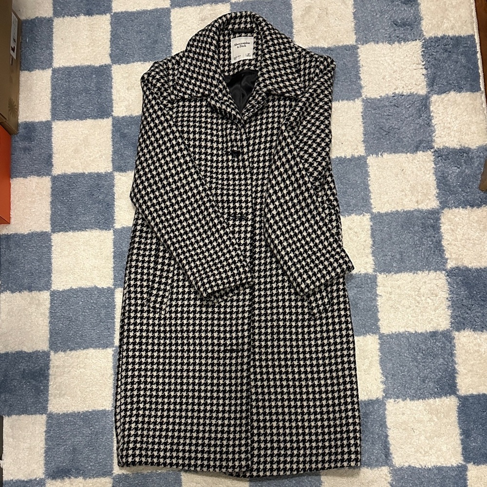Abercrombie Black and White Houndstooth Coat
SP size